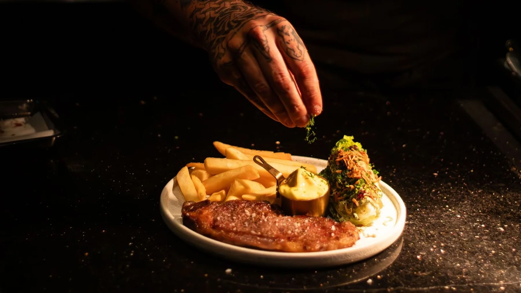 Küchenfertiges Steak wird im Restaurant angerichtet
